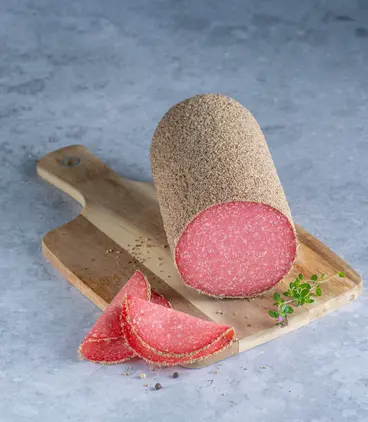 Geraucherte-Hahnchensalami-mit-Pfefferummantelung