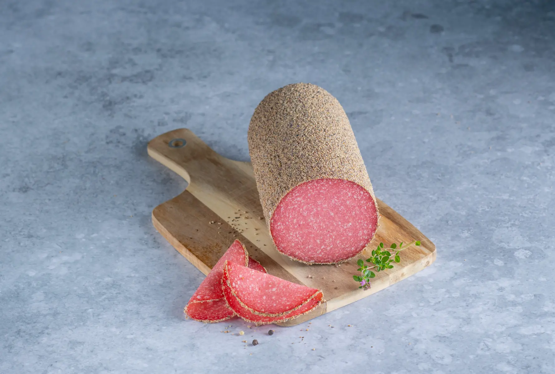 Geraucherte-Hahnchensalami-mit-Pfefferummantelung